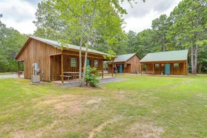 Alquiler Vacacional - 0.5 Mi to Lake: Patio at Heber Springs Cabin!