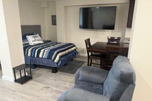 Alquiler Vacacional - NEW Charming One Room Studio w/ Pool Wi-Fi, walking distance to beach & shopping