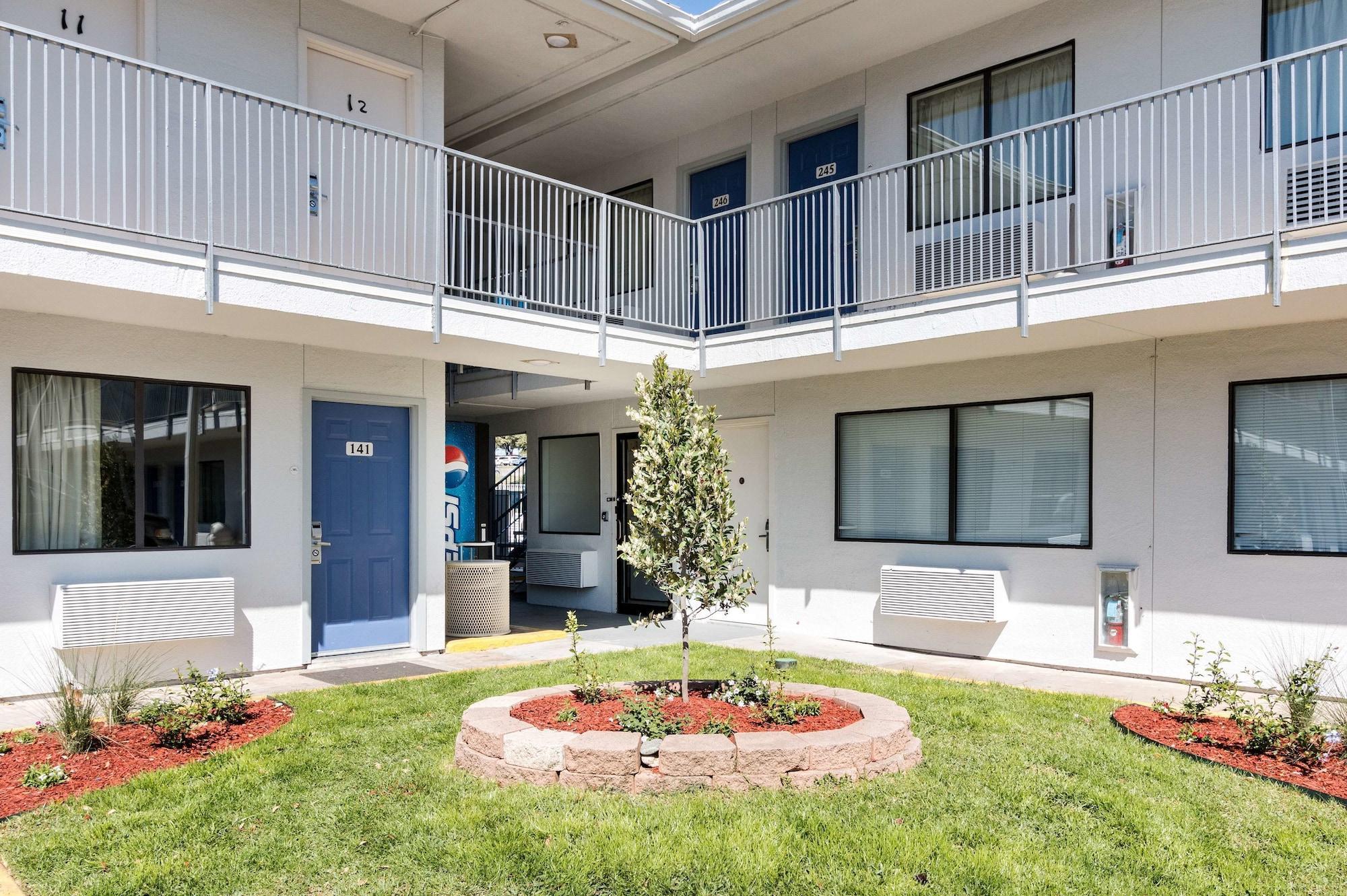 Vista Exterior Motel 6 Austin, TX - Airport - South