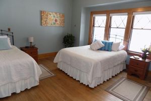 Alquiler Vacacional - Warm, spacious prairie style home with all the comforts of your home.