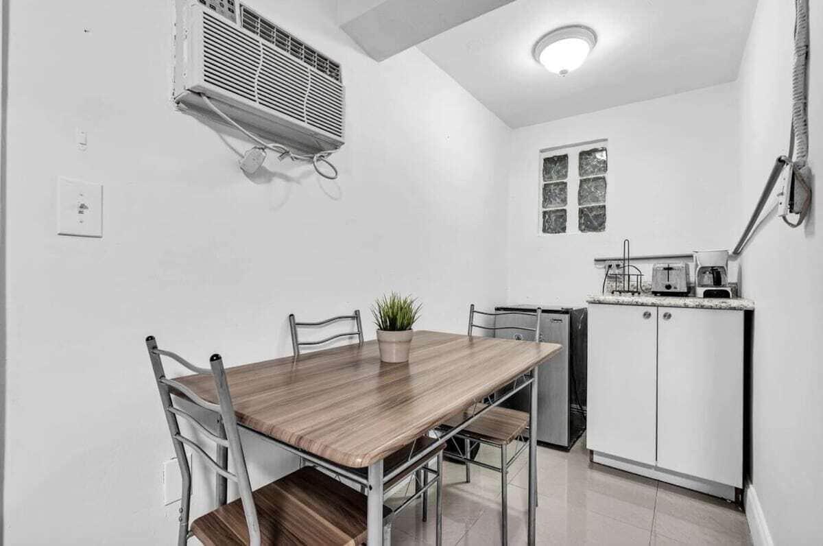 Restaurant Ultimate Miami Headquarters 4 Car Parking Pet Friendly & Private Patio