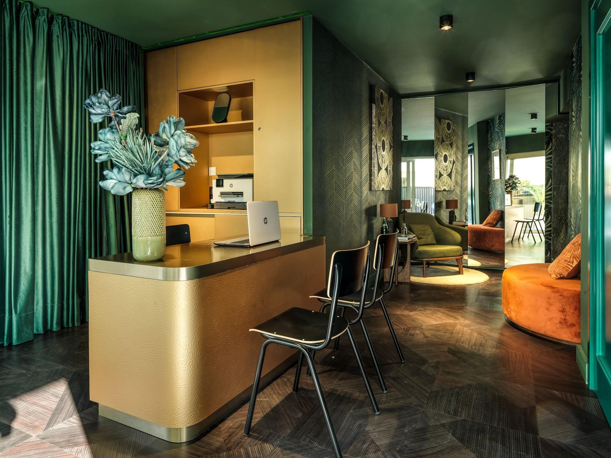 Vista Lobby LIV Urban Suites