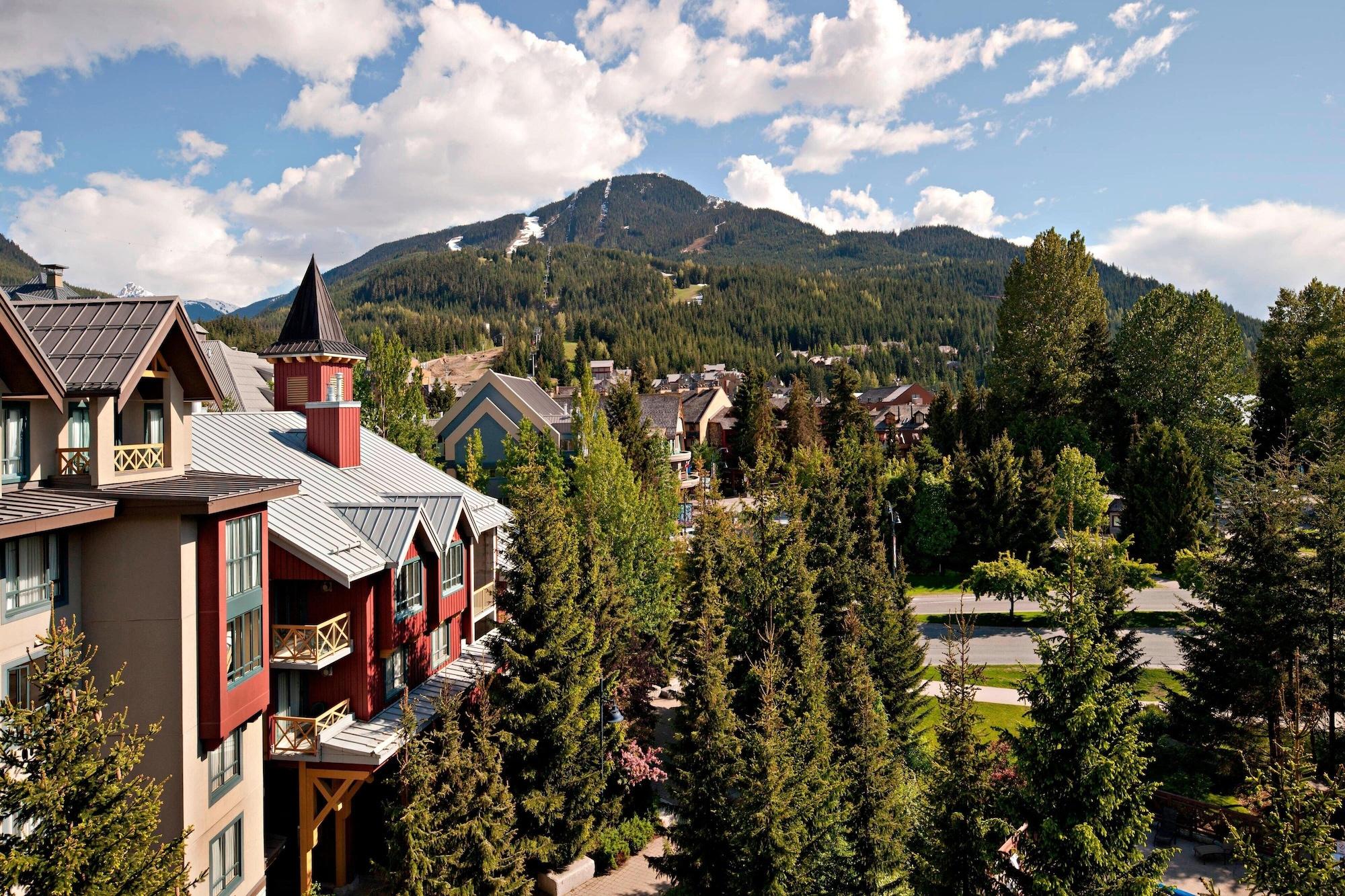Vista Exterior Delta Hotels by Marriott Whistler Village Suites