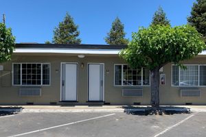 Alojamiento - Redwood Inn