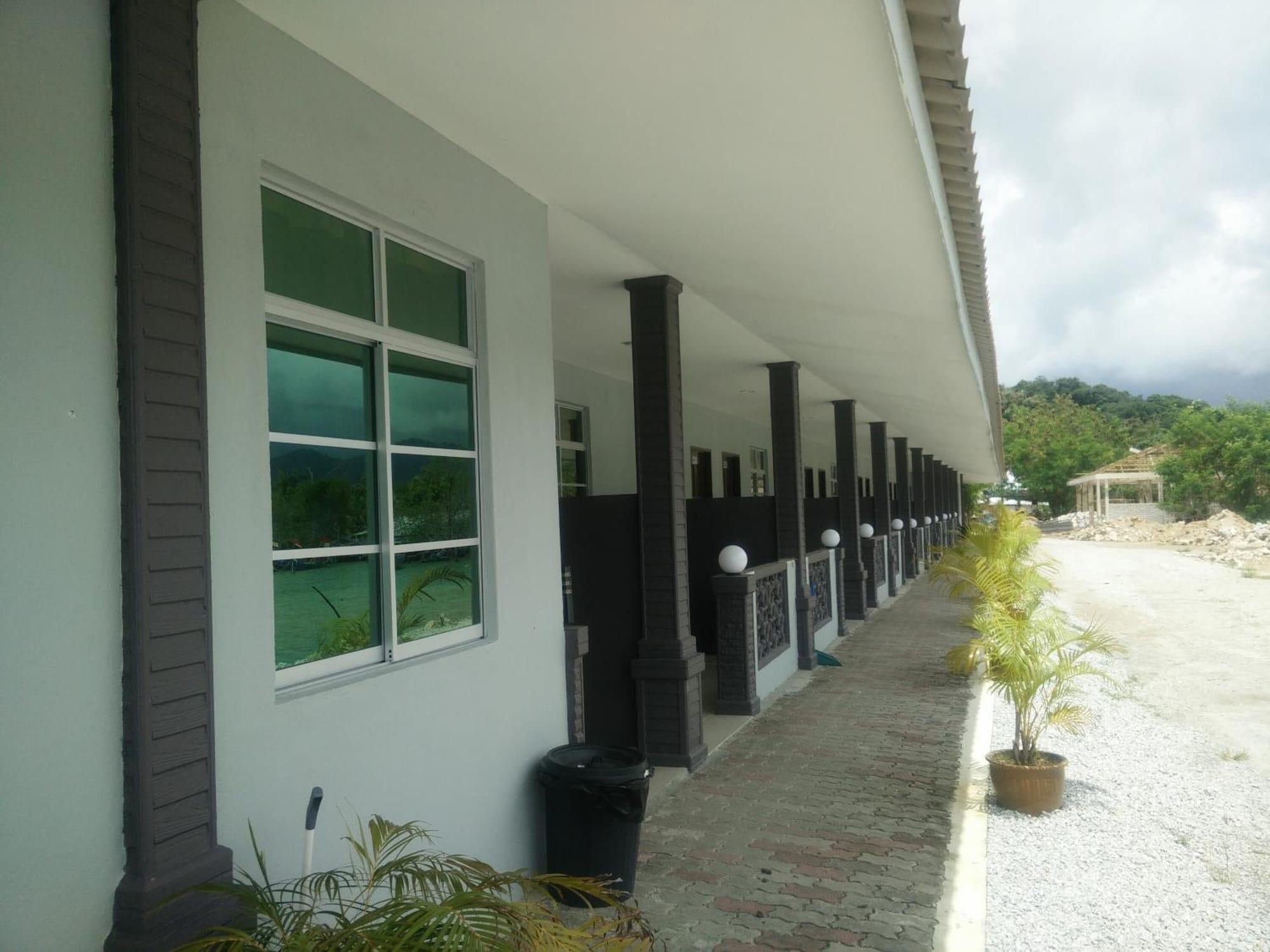 Vista Exterior Penarak Bamboo Beach Motel