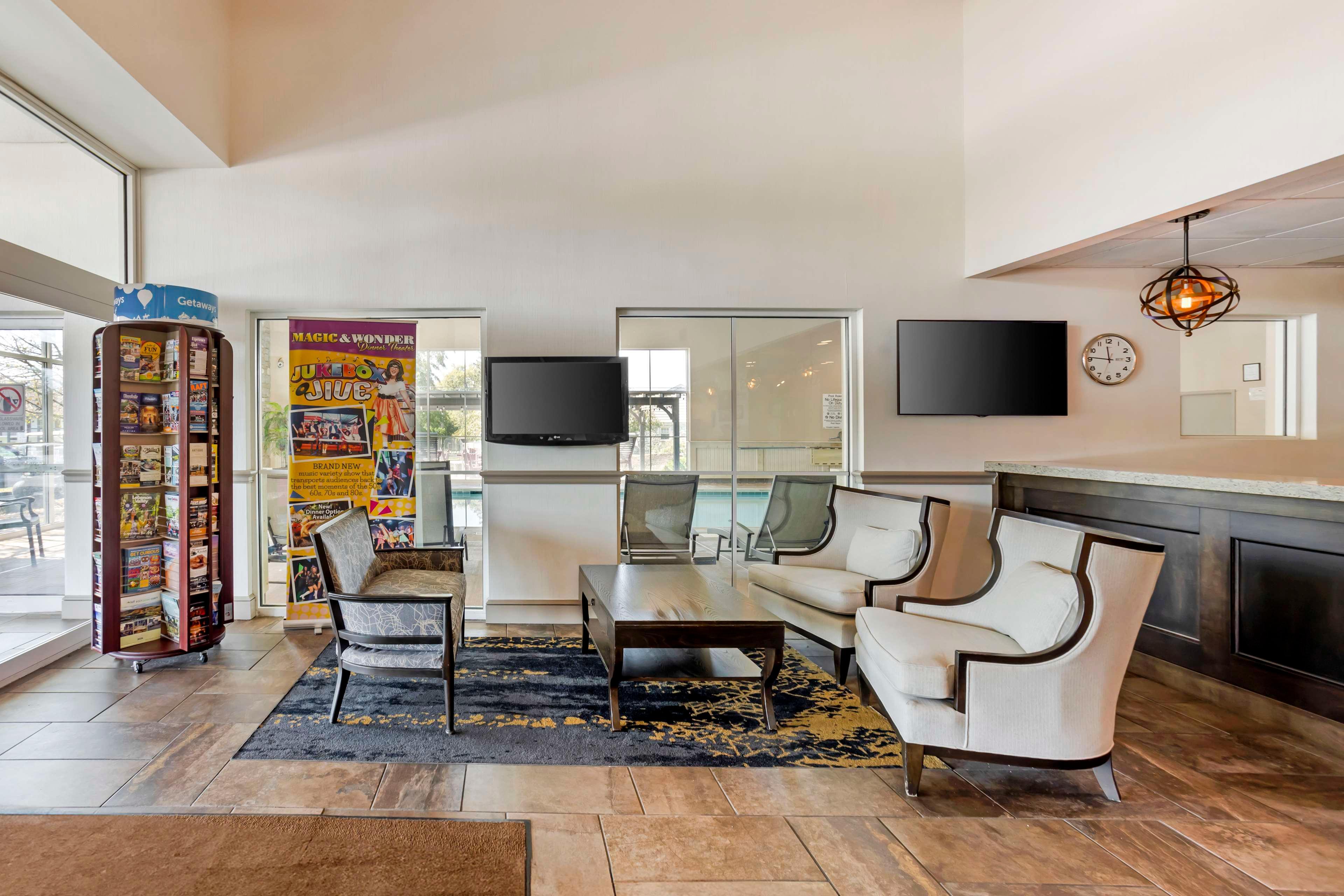 Vista Lobby Best Western Plus Revere Inn & Suites