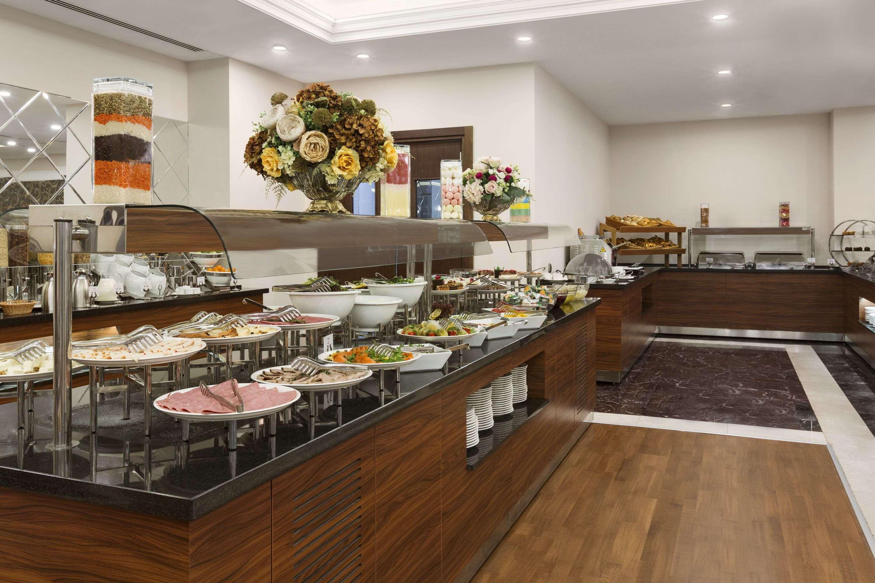 Restaurant Ramada Hotel & Suites by  Istanbul Merter