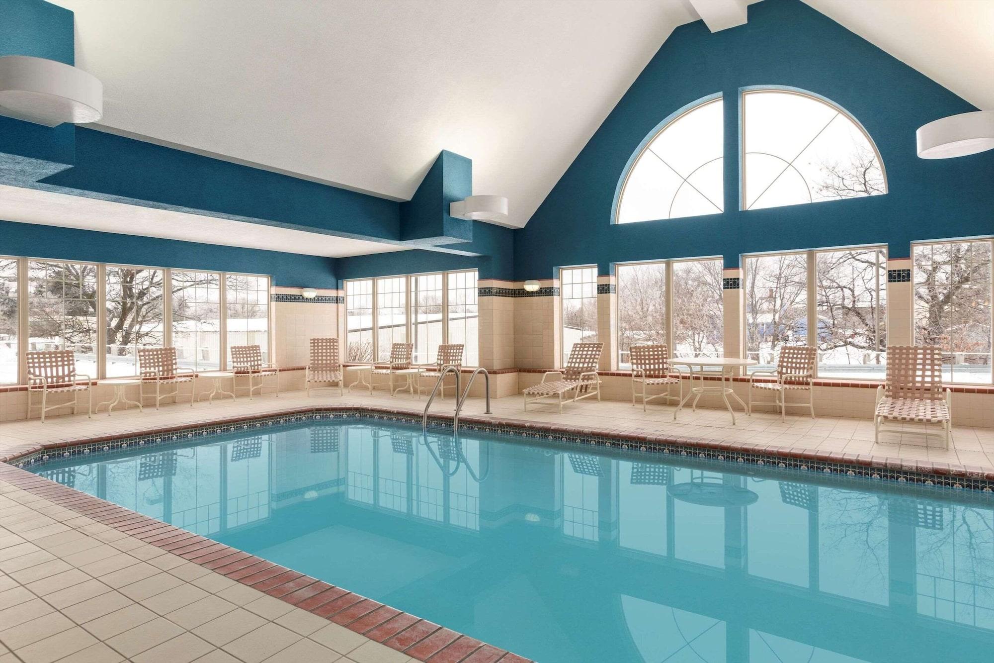 Vista Piscina Country Inn & Suites by Radisson, Wausau, WI
