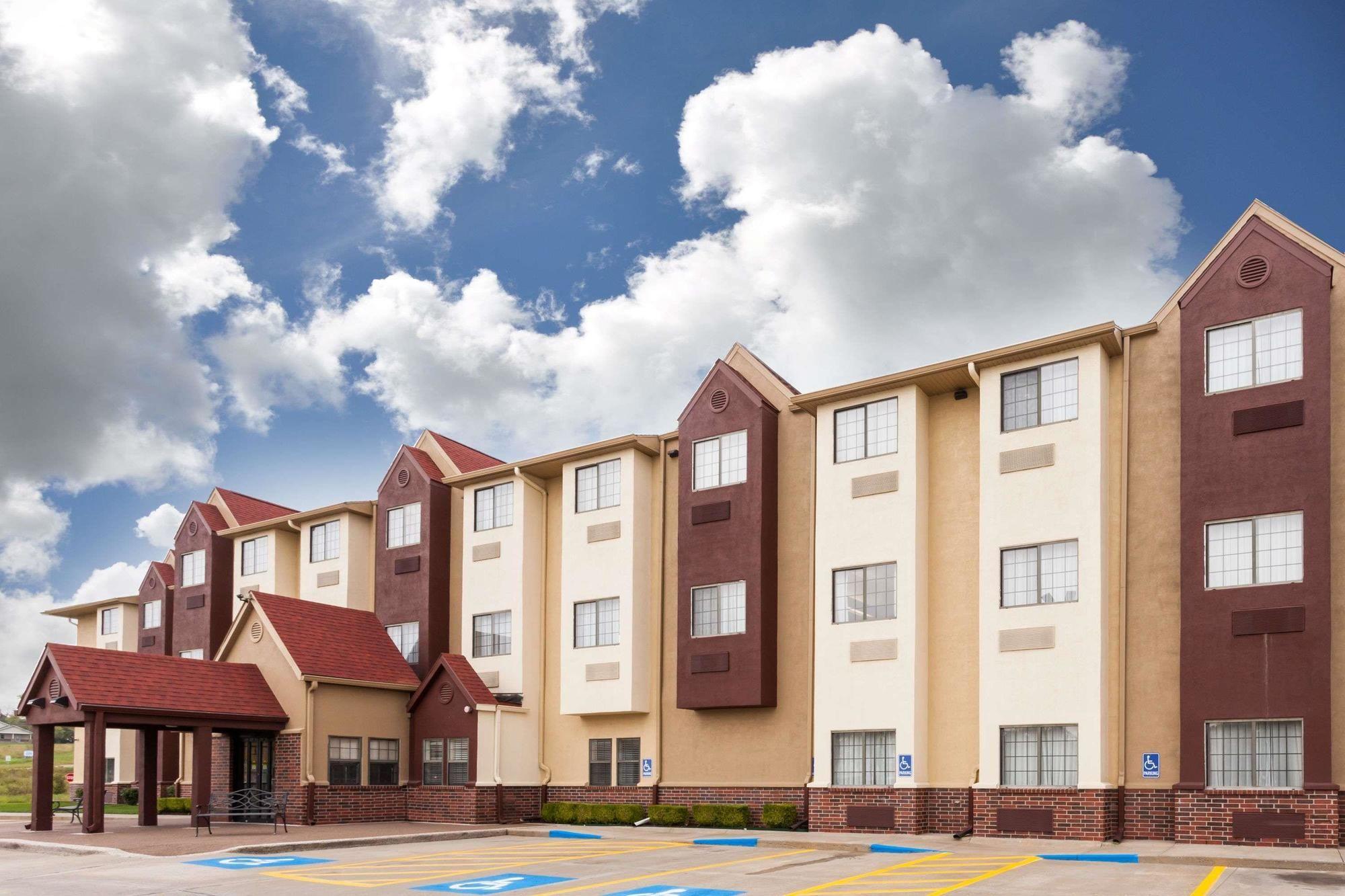 Varios Days Inn by Wyndham near Kansas Speedway