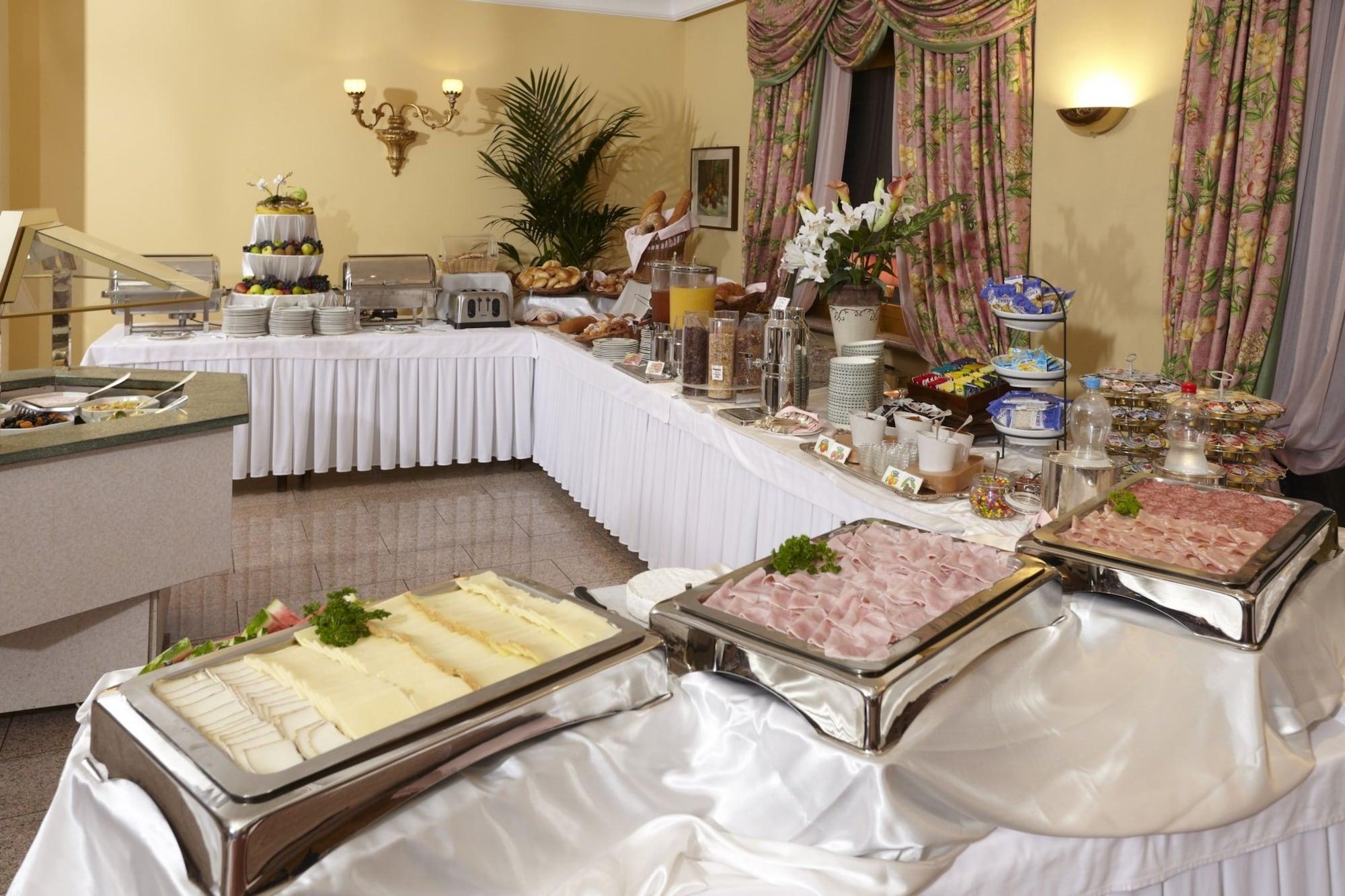 Restaurant International au Lac Historic Lakeside Hotel