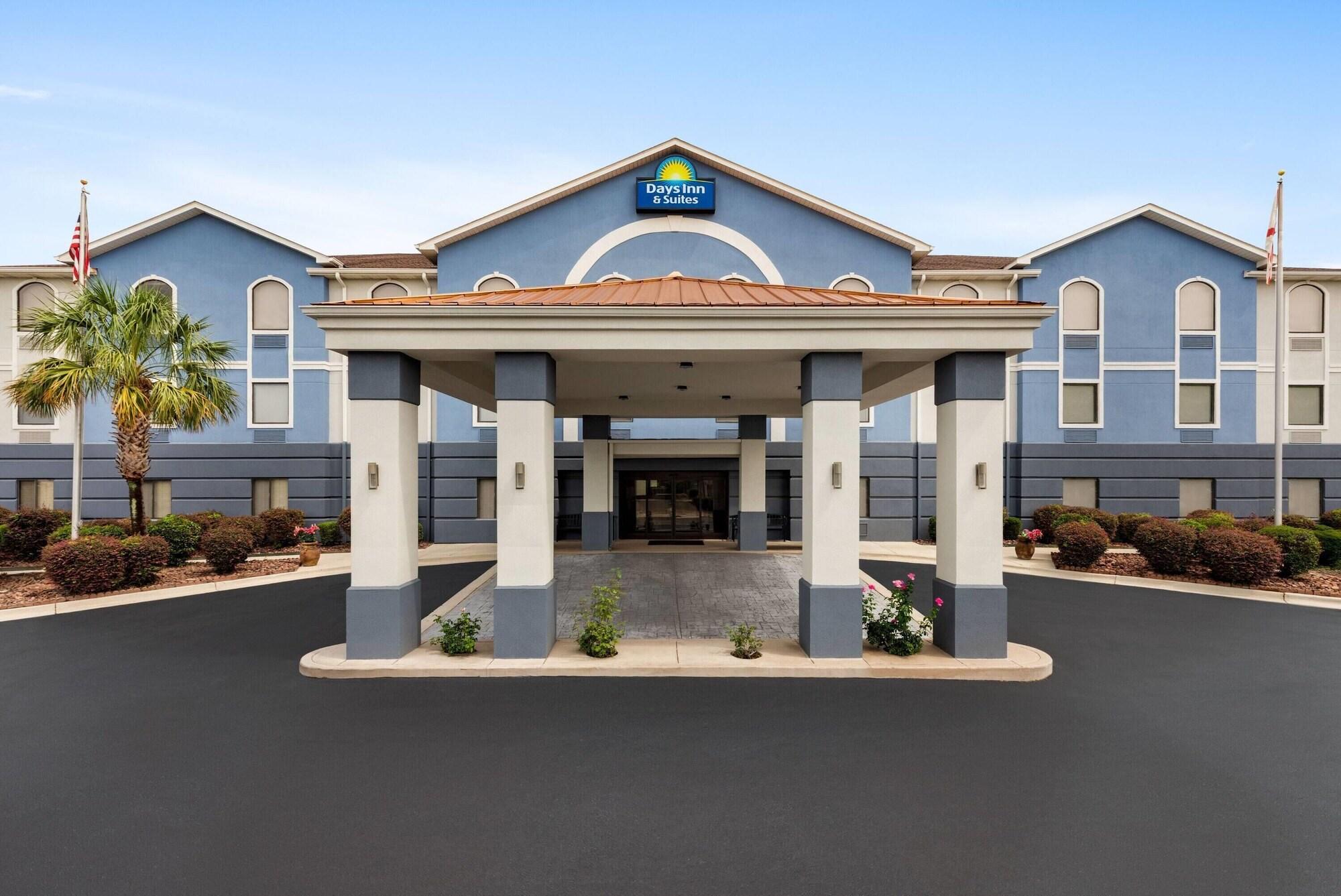 Vista Exterior Days Inn & Suites by Wyndham Prattville-Montgomery