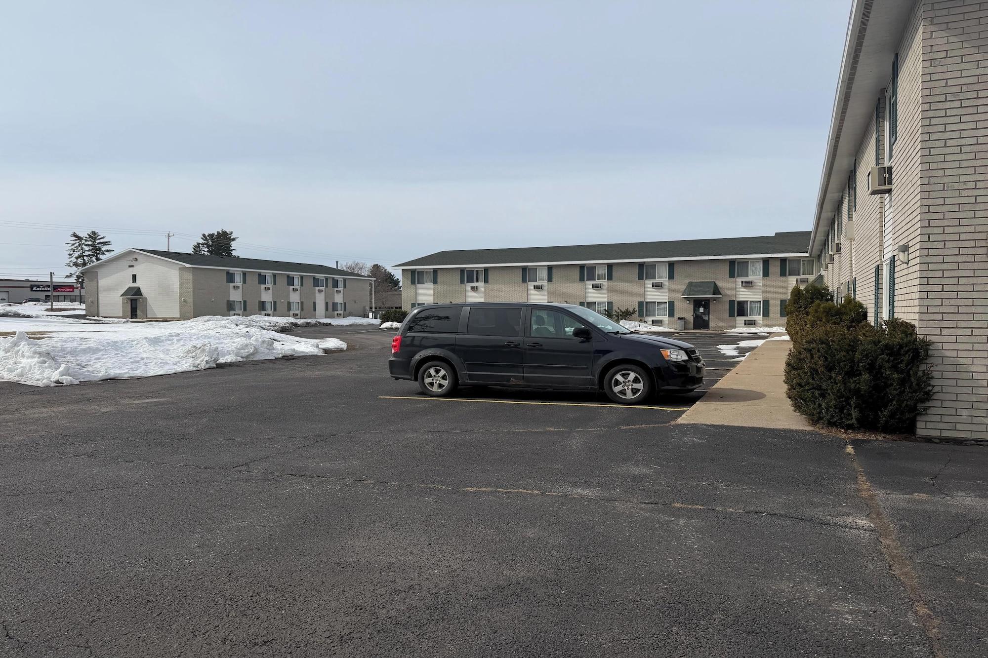 Vista Exterior Iron Mountain Inn & Suites MI US 2