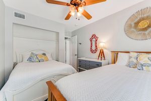 Alquiler Vacacional - 1,500 sq/ft retro style 3 bedroom 2 bath king bed Big Rig parking. Garage!