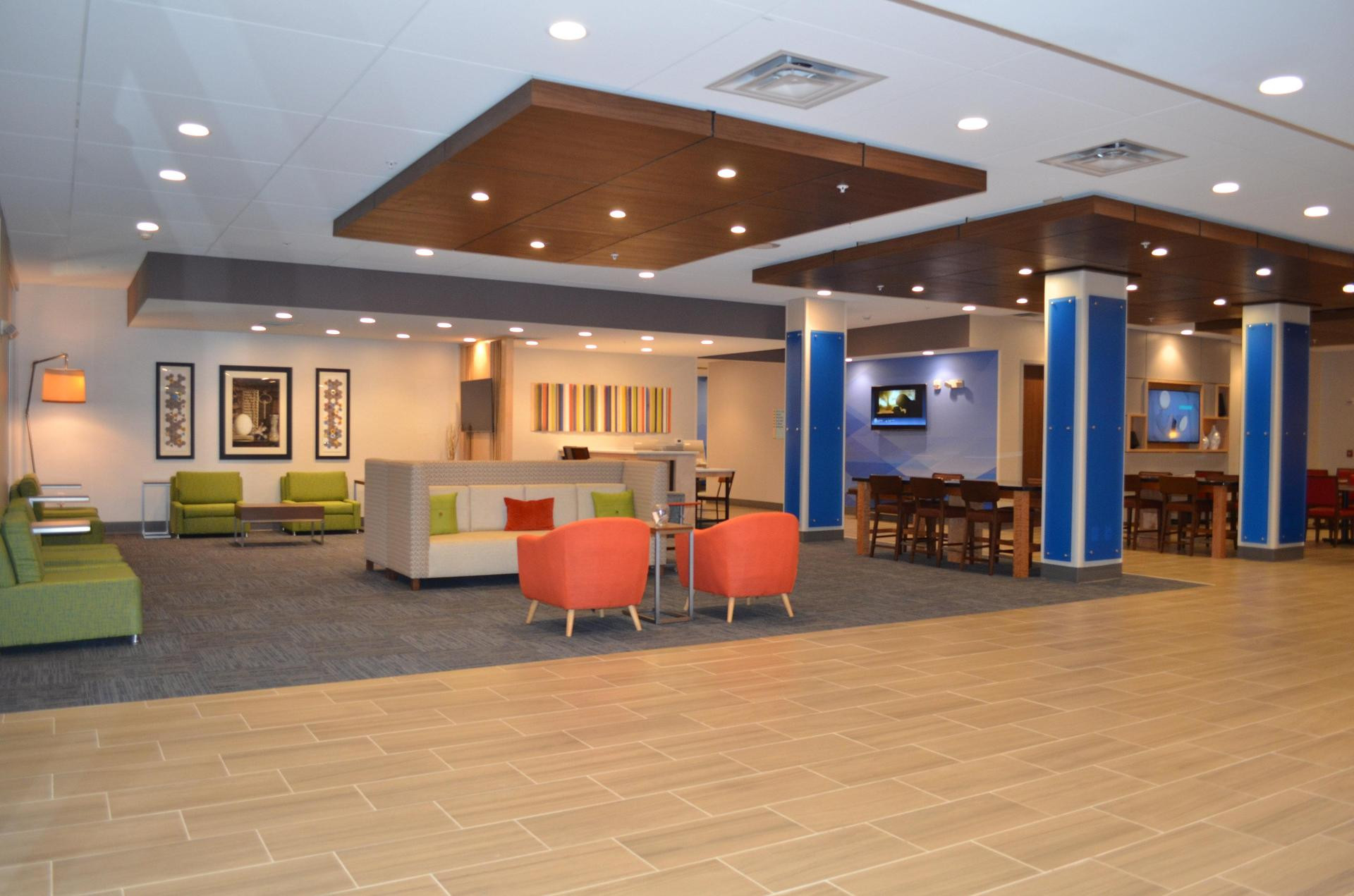 Vista Lobby Holiday Inn Express and Suites Charlotte NE - Univ