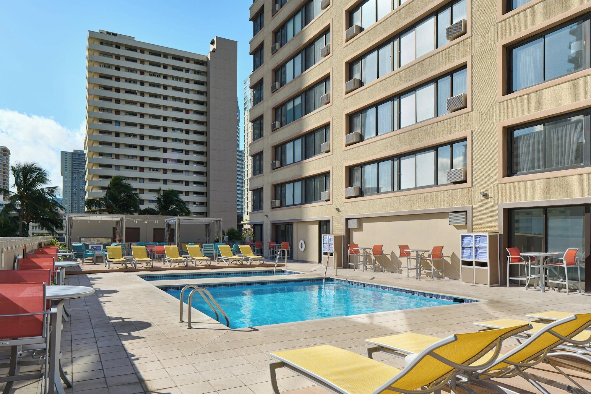 Vista Piscina Holiday Inn Express Waikiki by IHG