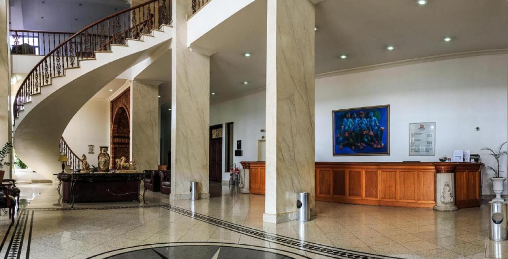 Vista Lobby Marques Plaza Hotel