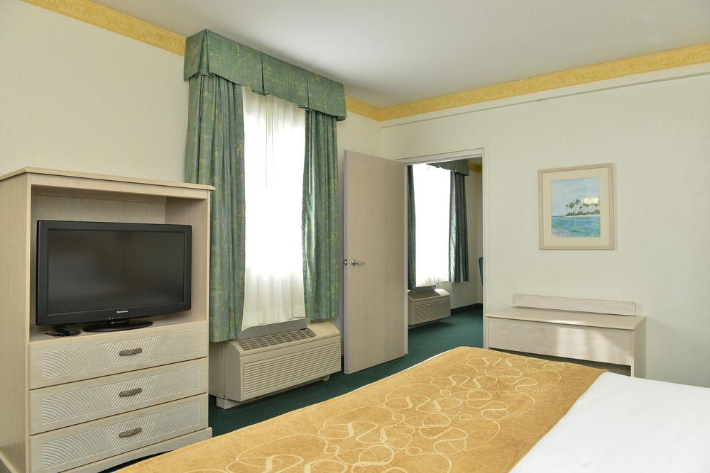 Hotel Comfort Suites Maingate East