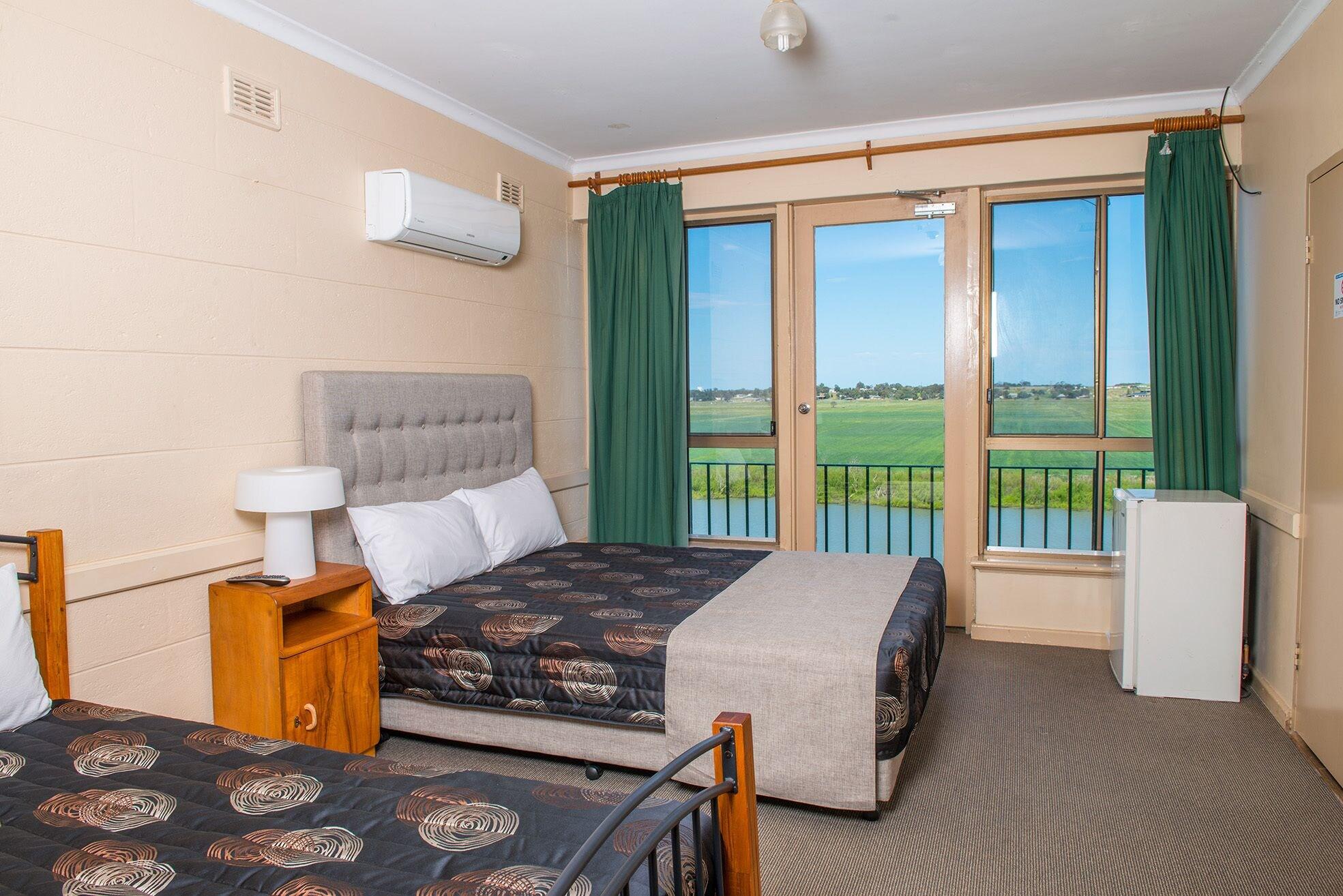 Varios Riverside Hotel Motel
