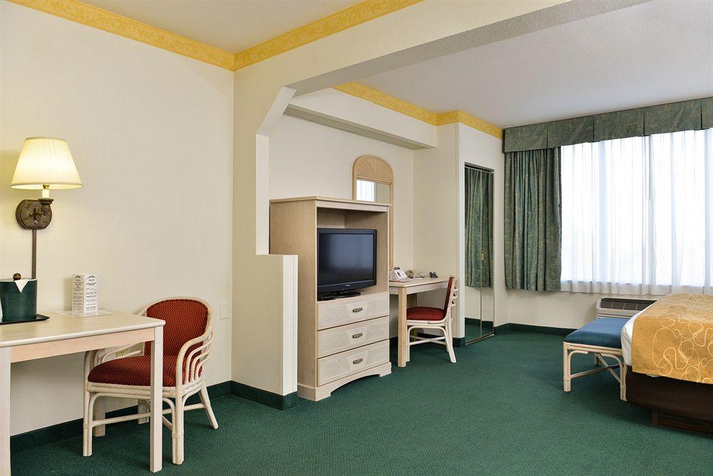 Hotel Comfort Suites Maingate East