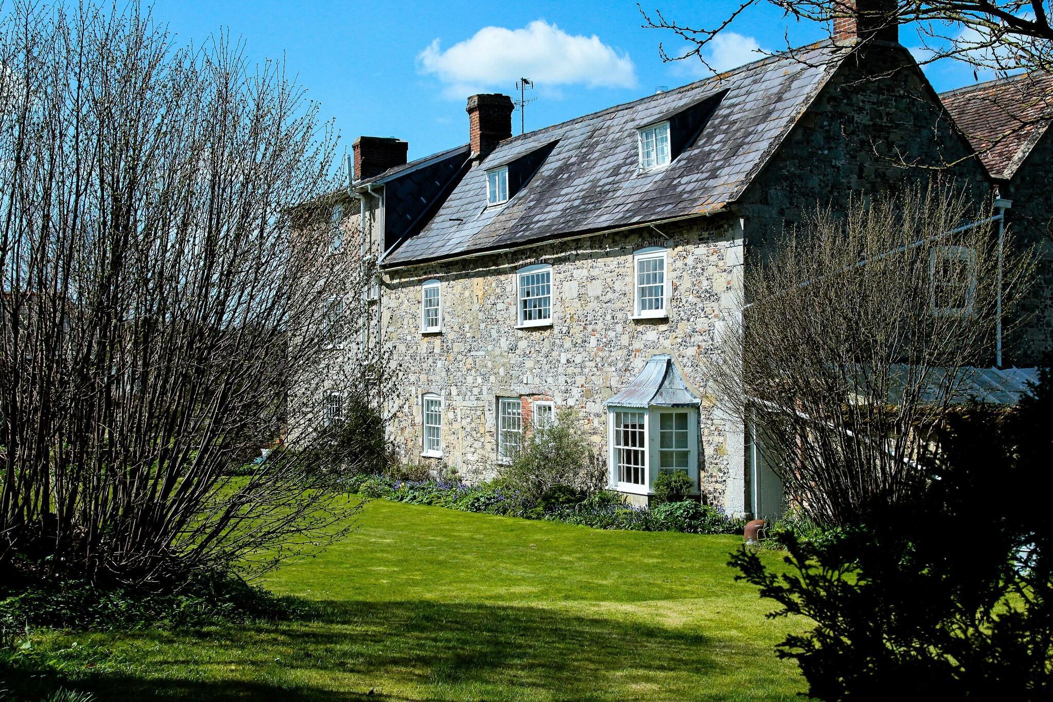 Vista Exterior Rollestone Manor
