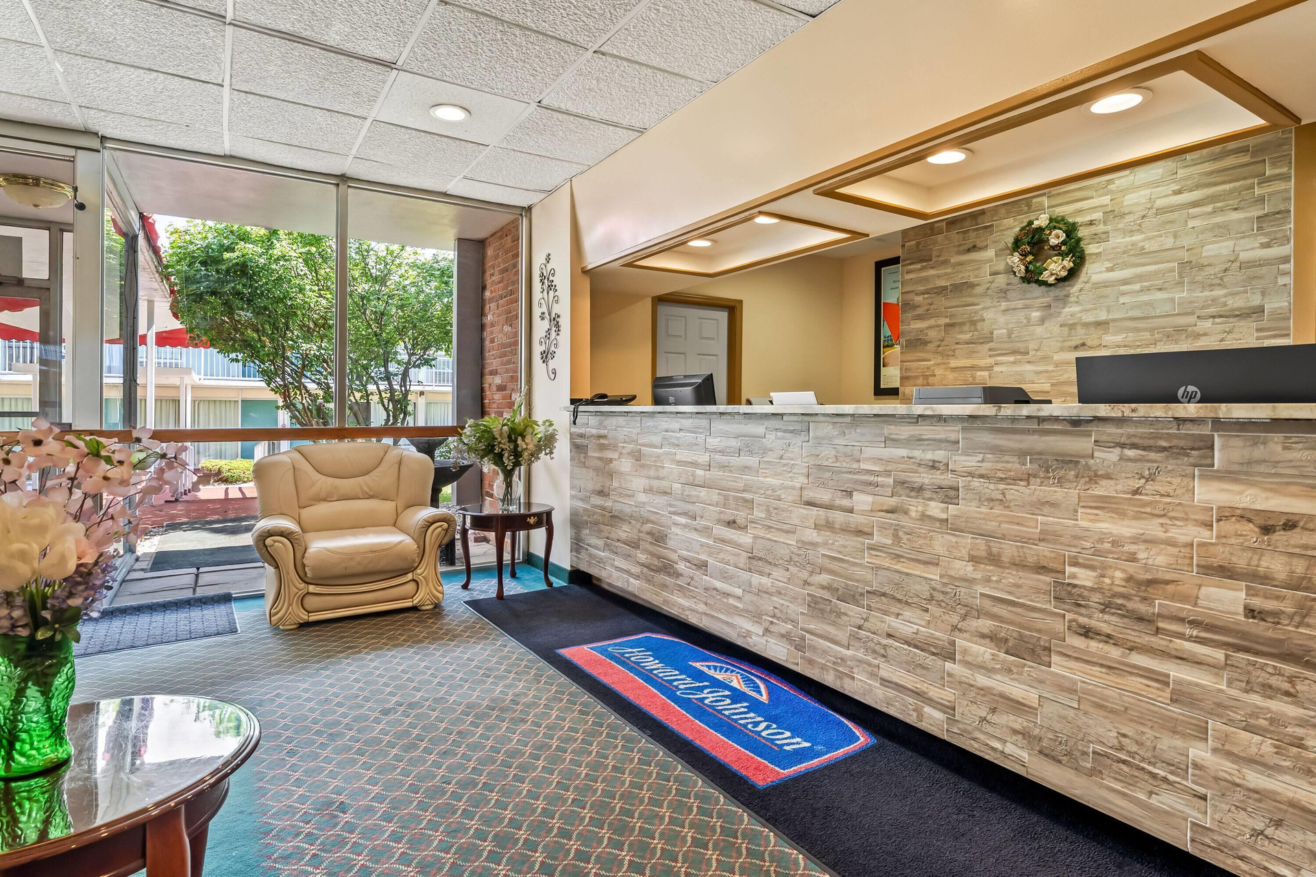 Vista Lobby Howard Johnson by Wyndham Albany