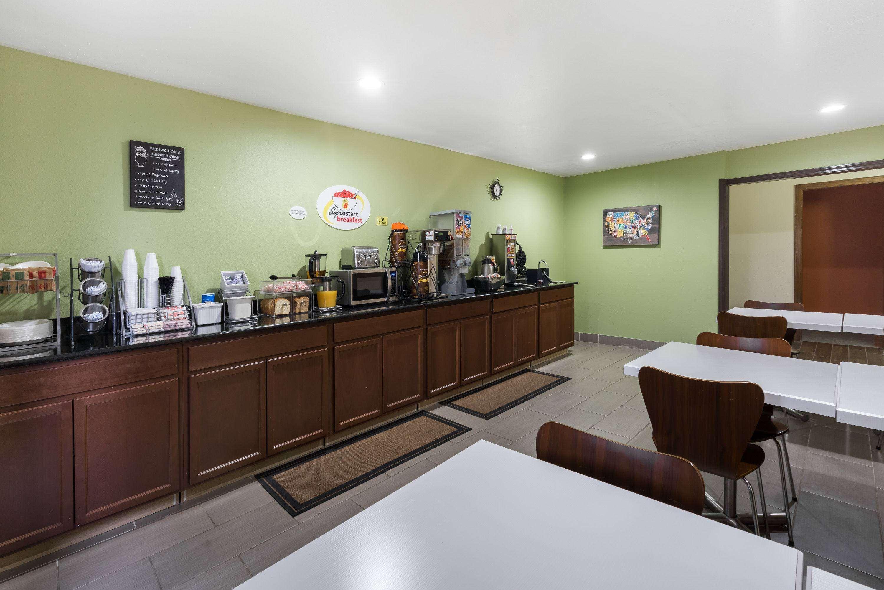 Restaurant Super 8 by Wyndham Munfordville KY