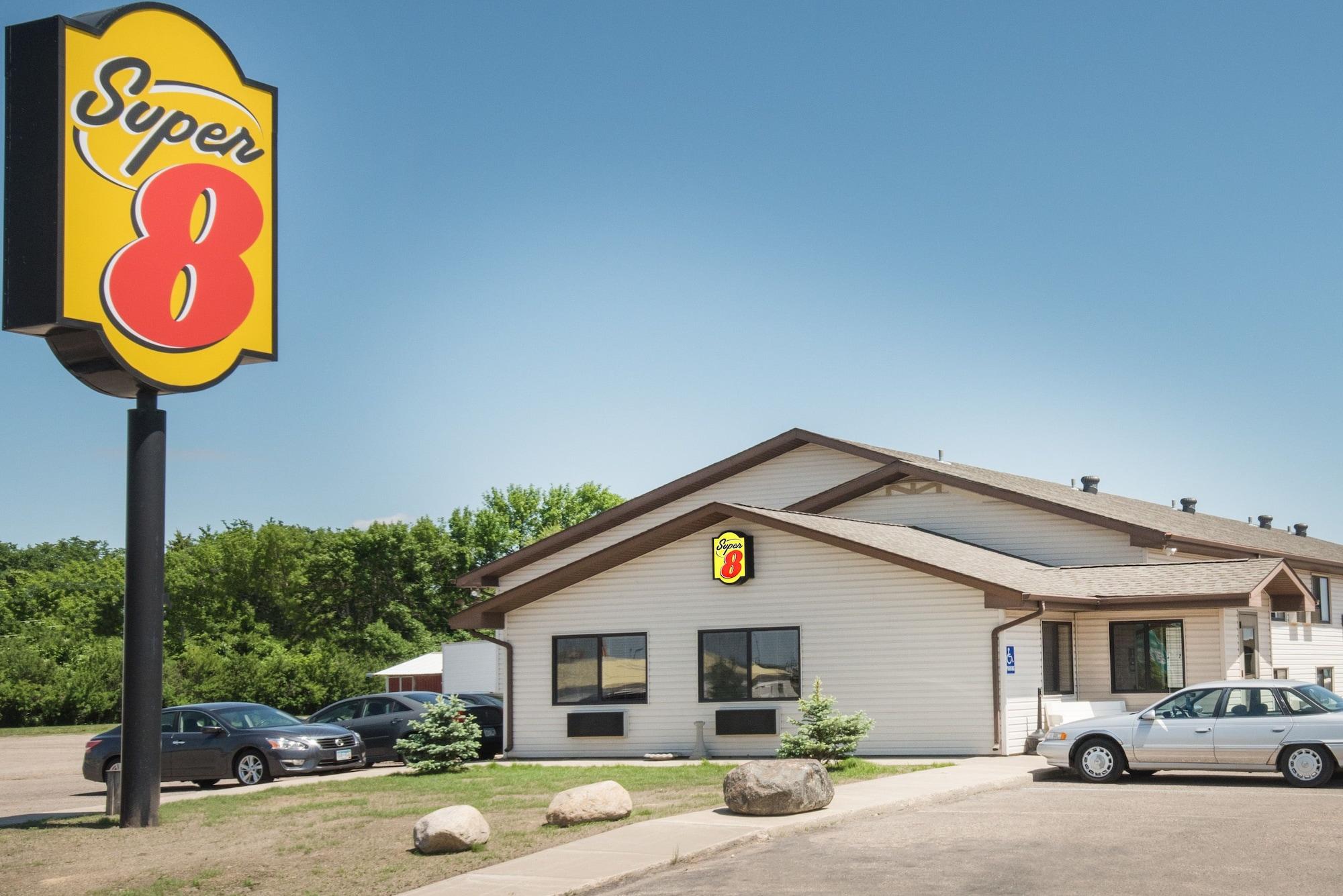 Vista Exterior Super 8 by Wyndham Jamestown
