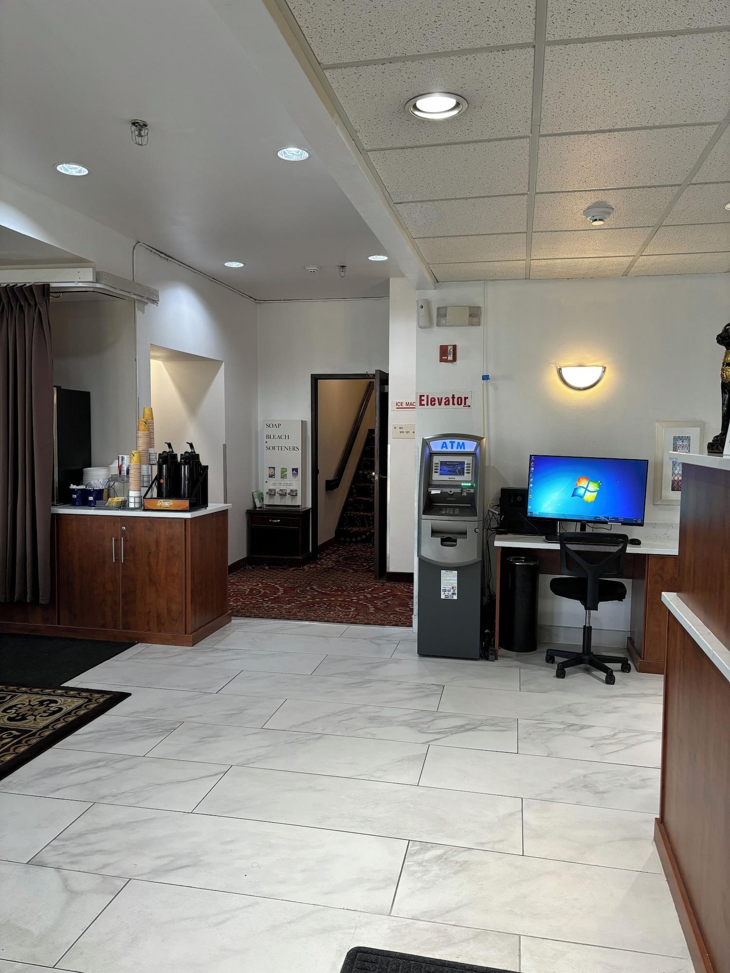 Vista Lobby Days Inn by Wyndham Seattle Aurora