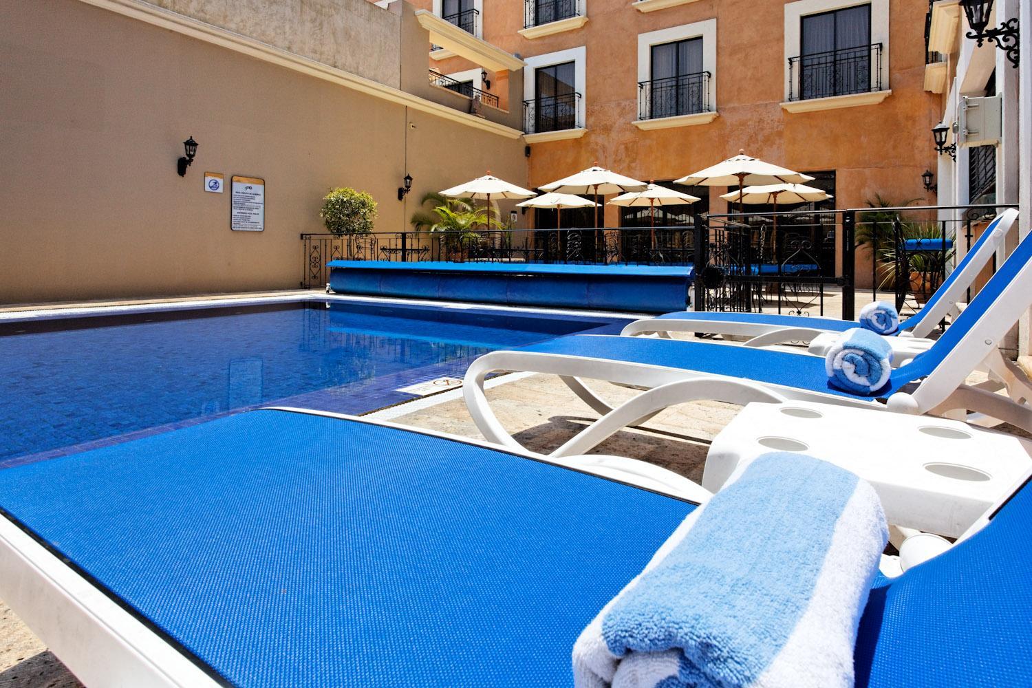 Vista da piscina Holiday Inn Express Oaxaca-Centro Historico
