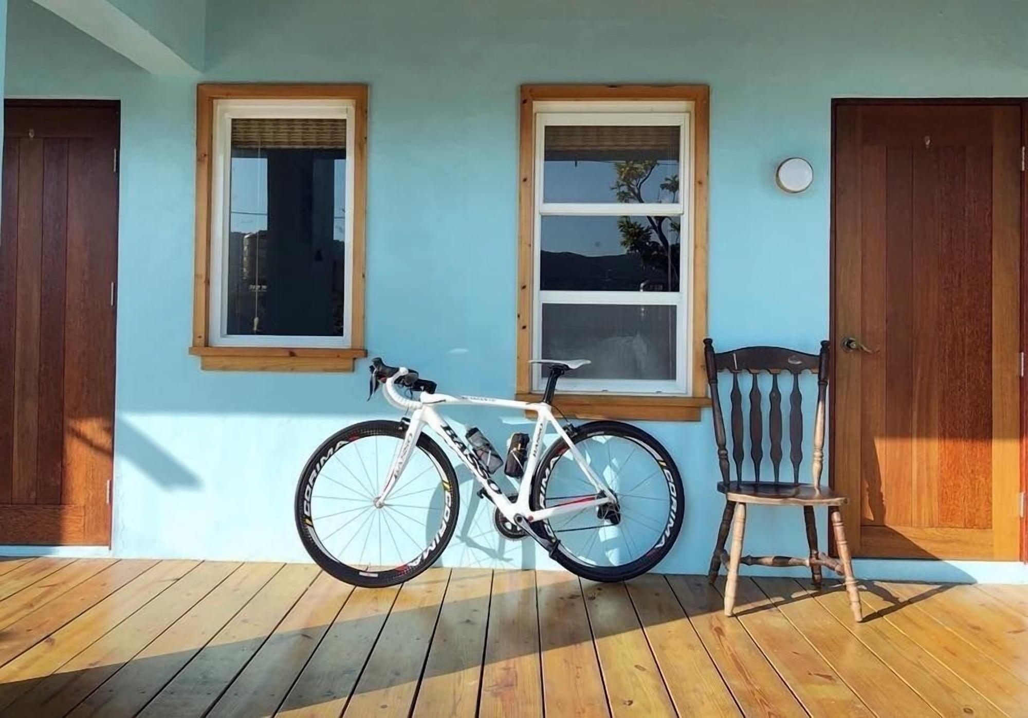 Varios Mooning the Hill