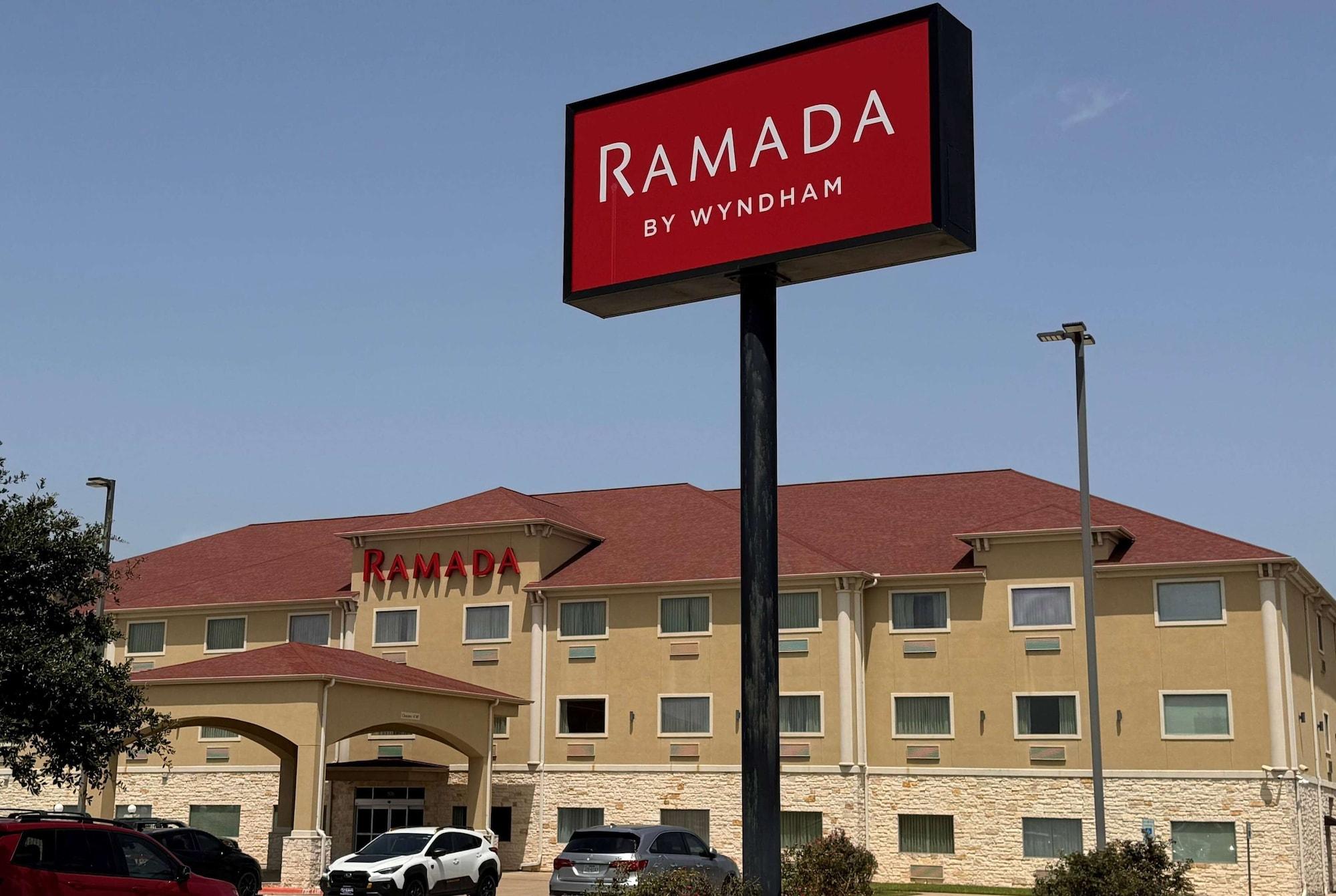 Vista Exterior Ramada by Wyndham College Station