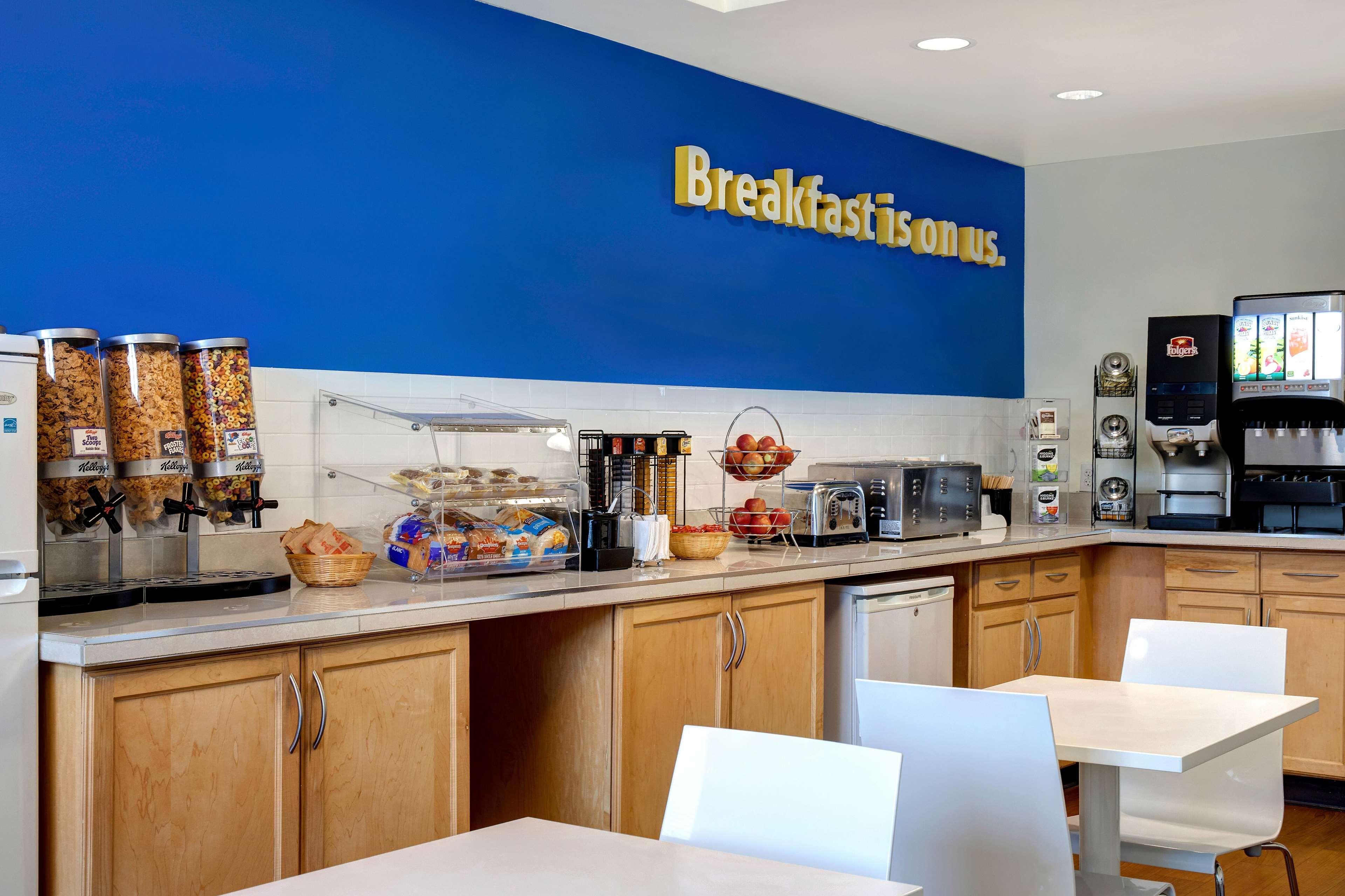 Restaurant Days Inn by Wyndham Whitecourt