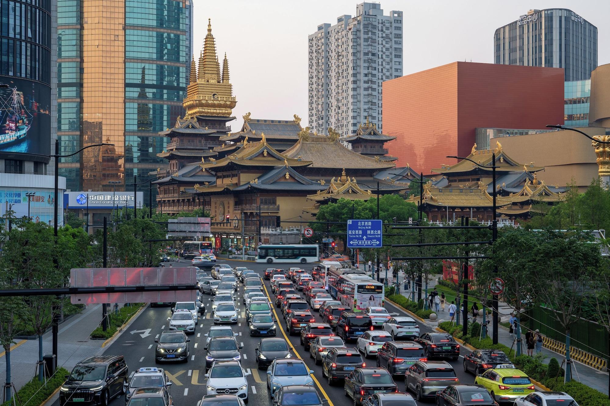 Vista da fachada Holiday Inn Express Shanghai Jing'an Temple by IHG