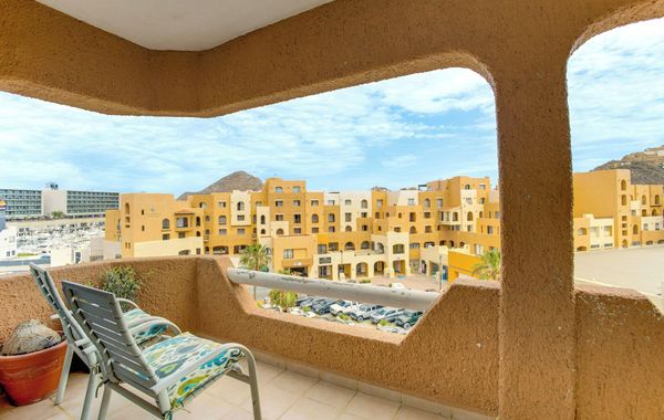 Condo in Plaza Nautica < 1 Mile to The Arch! - Hoteles 3 estrellas en Cabo San Lucas