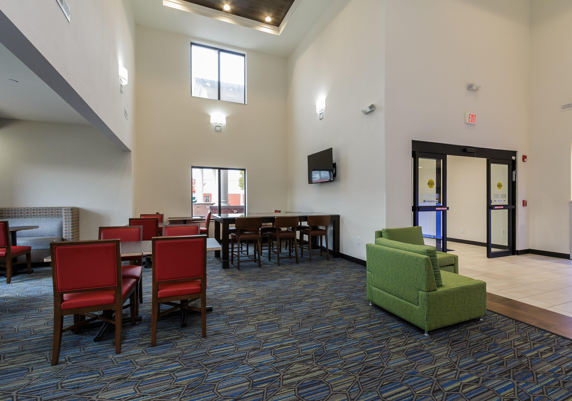 Vista Lobby Holiday Inn Express Hotel & Suites South Bend by IHG