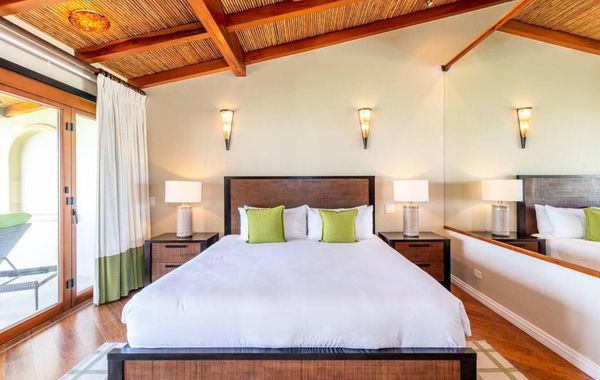 Modern Oceanfront Condo with a Chic Coastal Design, Resort-Style Amenities, and Direct Beach Access - Hoteles 3 estrellas en Playa Conchal, Guanacaste