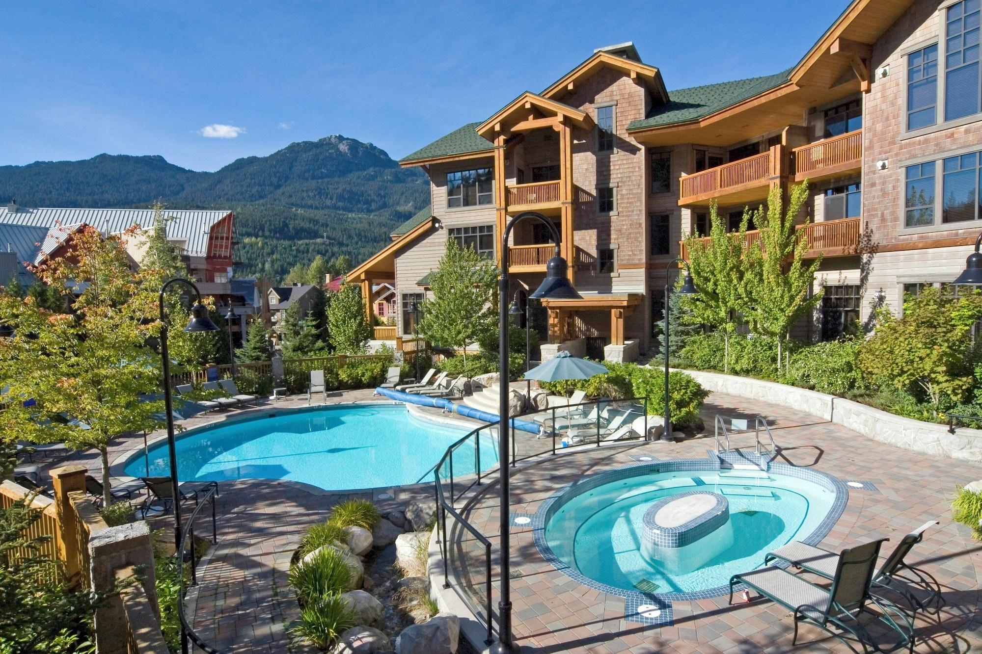 Vista Piscina First Tracks Lodge, by Lodging Ovations