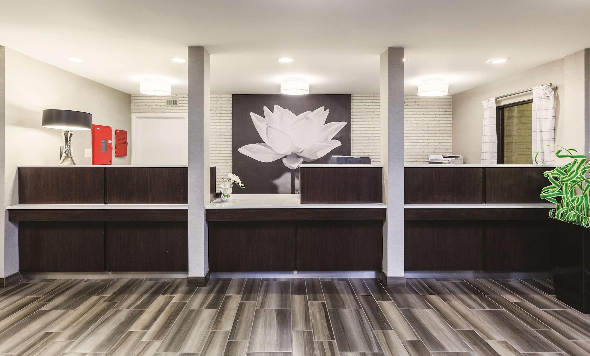 Vista Lobby La Quinta Inn by Wyndham Tucson East