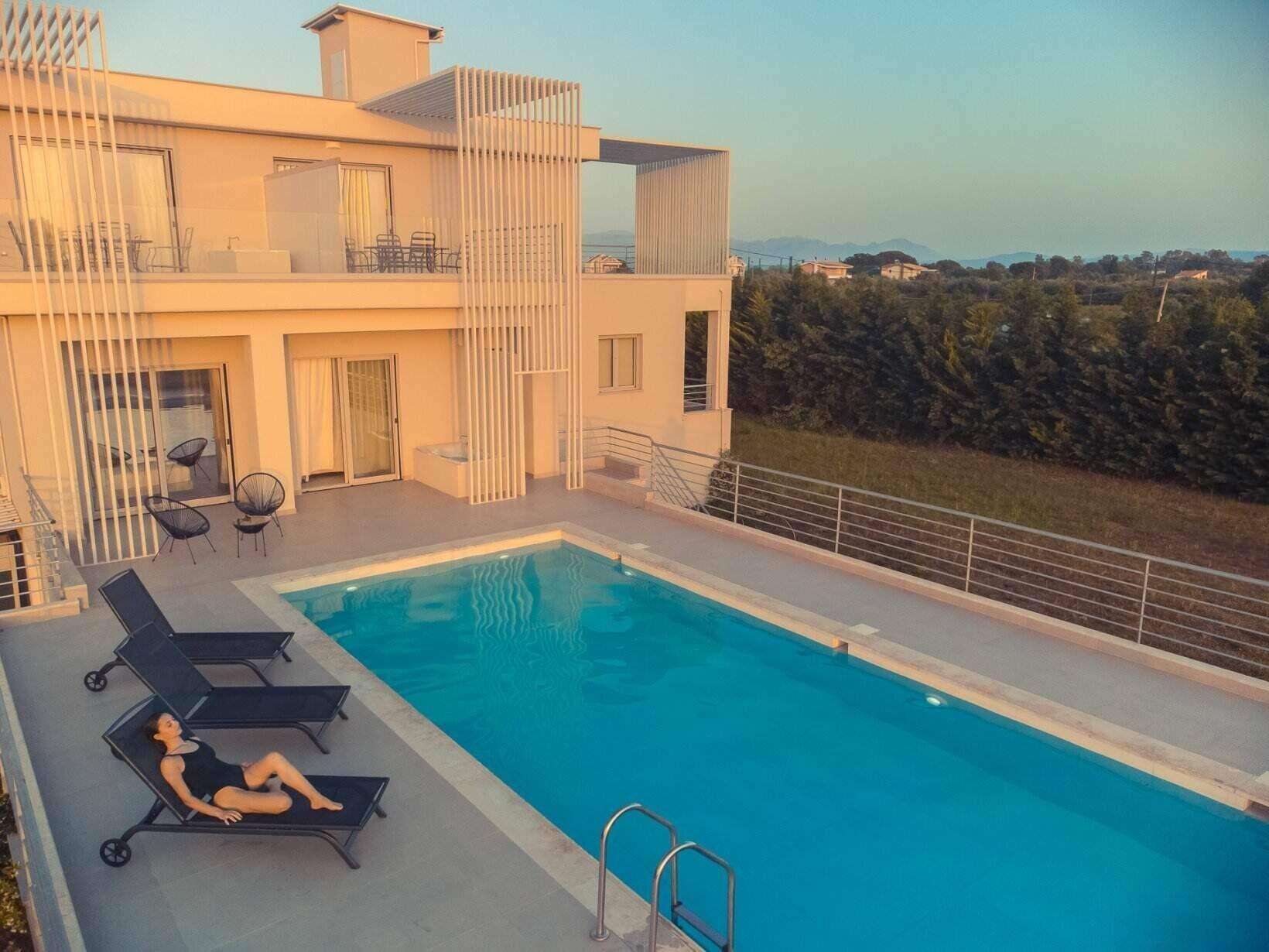 Vista Exterior IO Luxury Pool & Hot Tub Suites