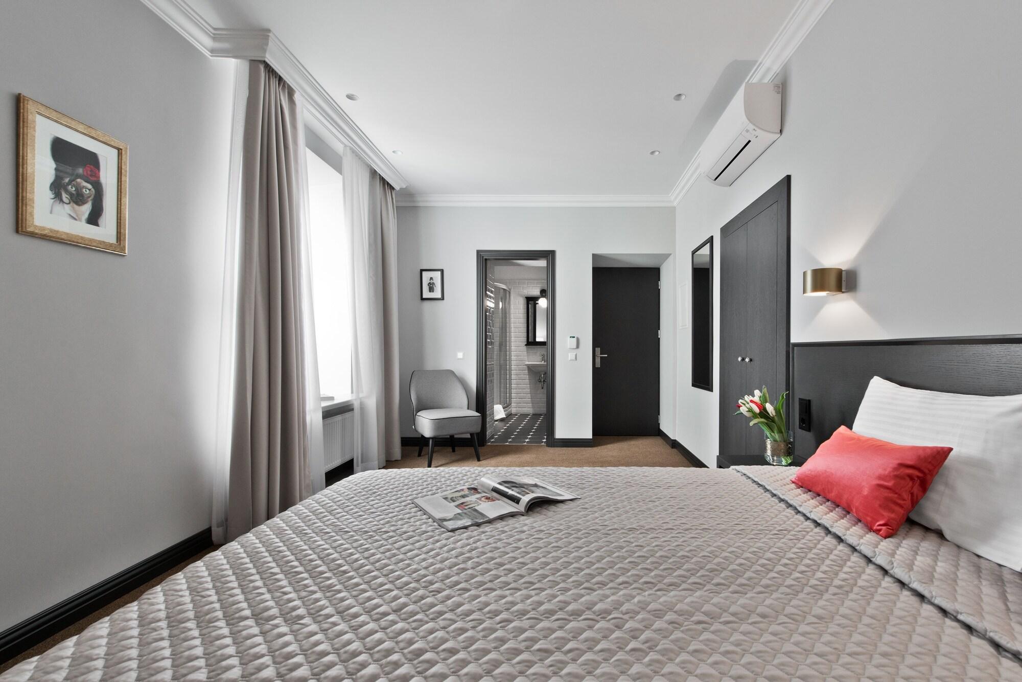 Varios 15th Avenue Hotel