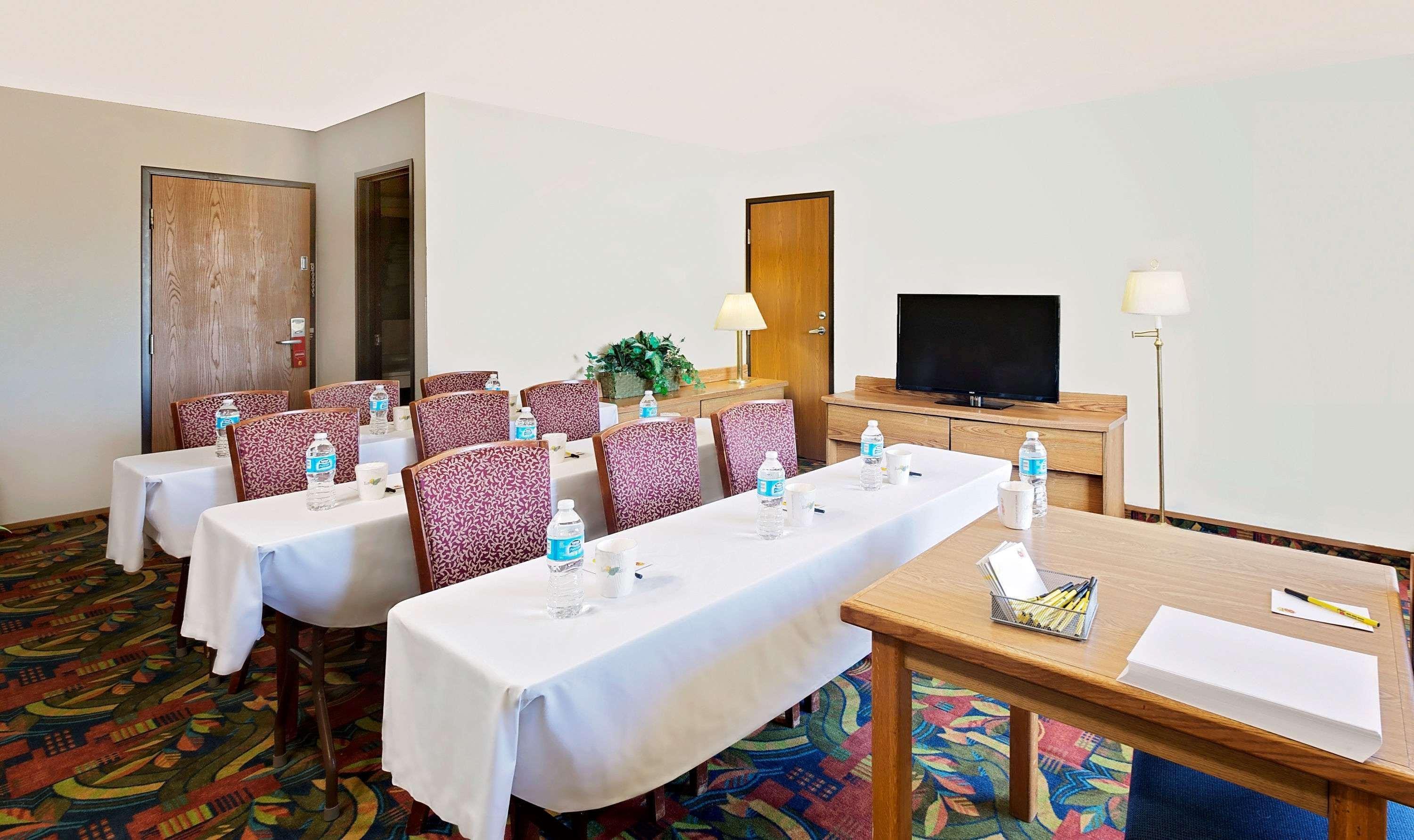 Centro de Negocios Super 8 by Wyndham Marshall