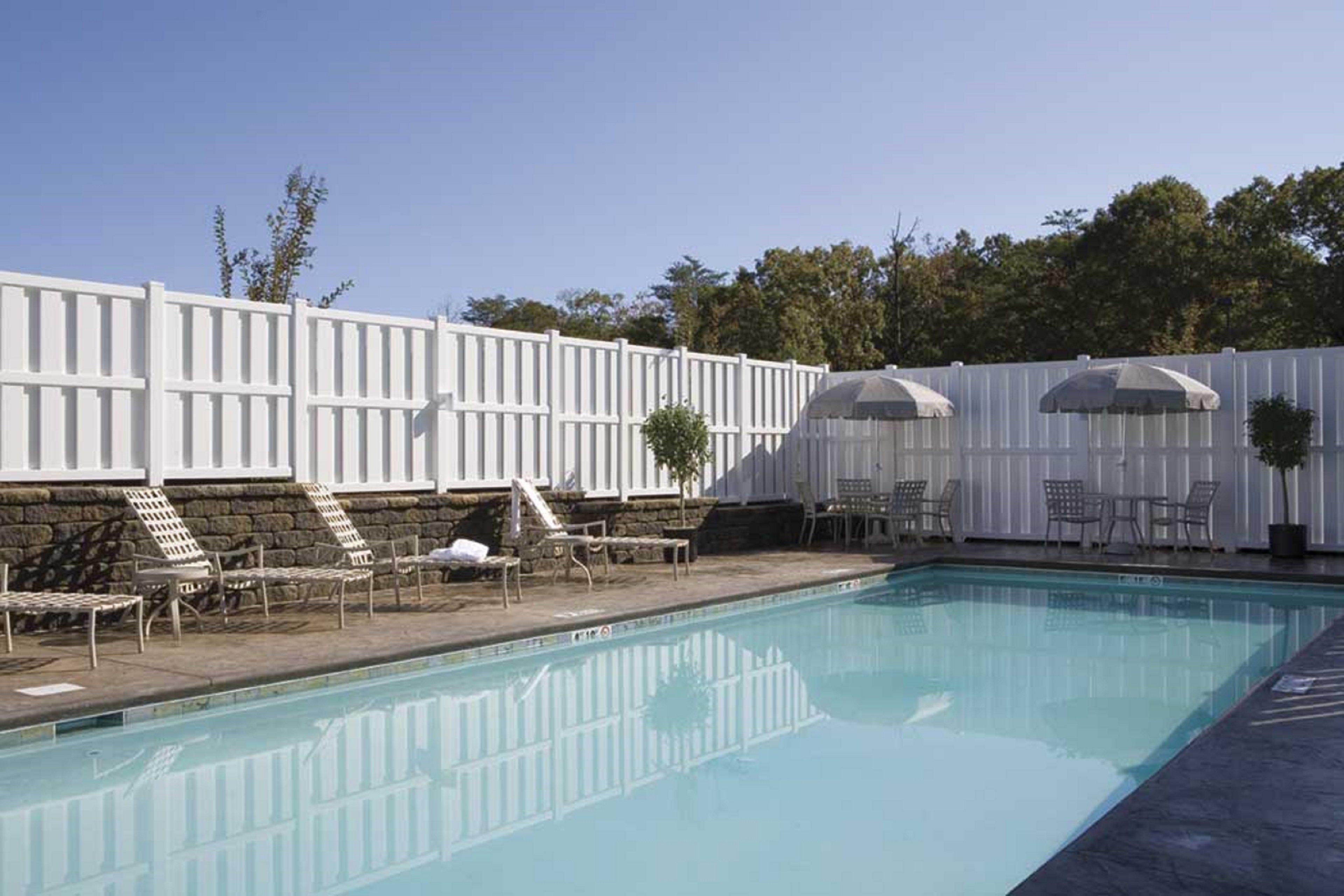 Vista Piscina Holiday Inn Express & Suites Charlottesville - Ruckersville, an IHG Hotel