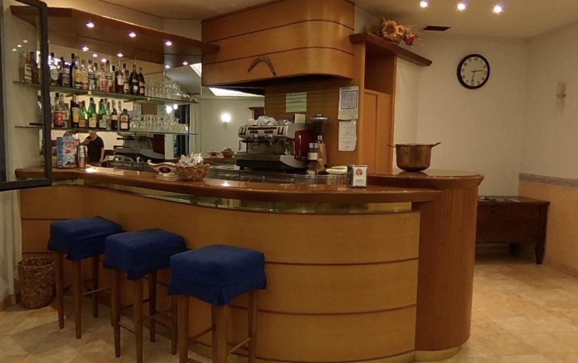 Bar/Salón Serena