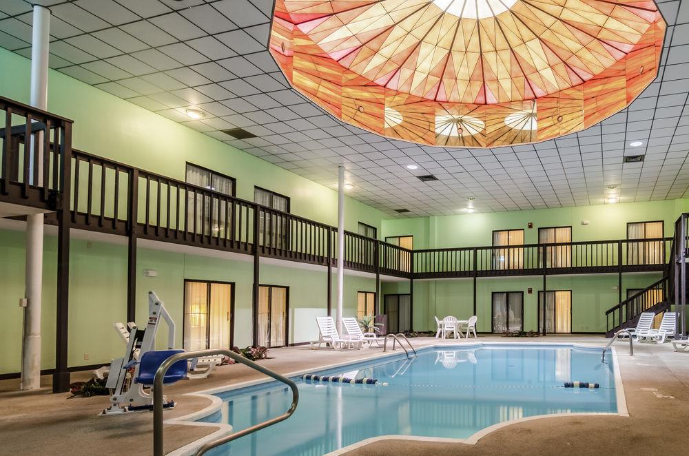 Vista Piscina Rodeway Inn Hutchinson Area