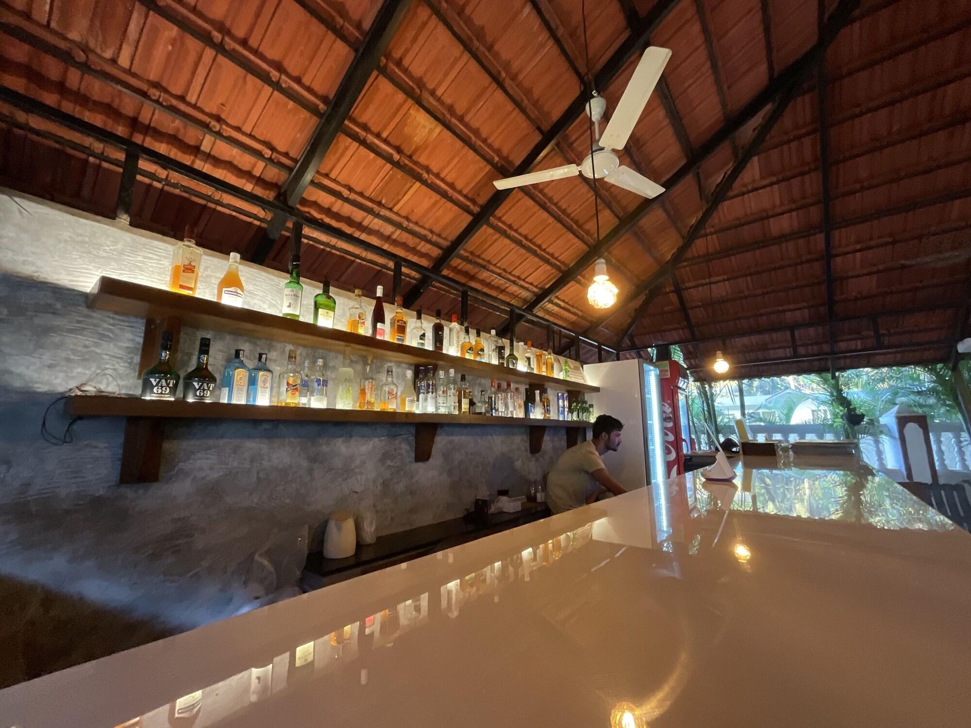 Bar/Salón One Light Stays - Naga Cottages Morjim