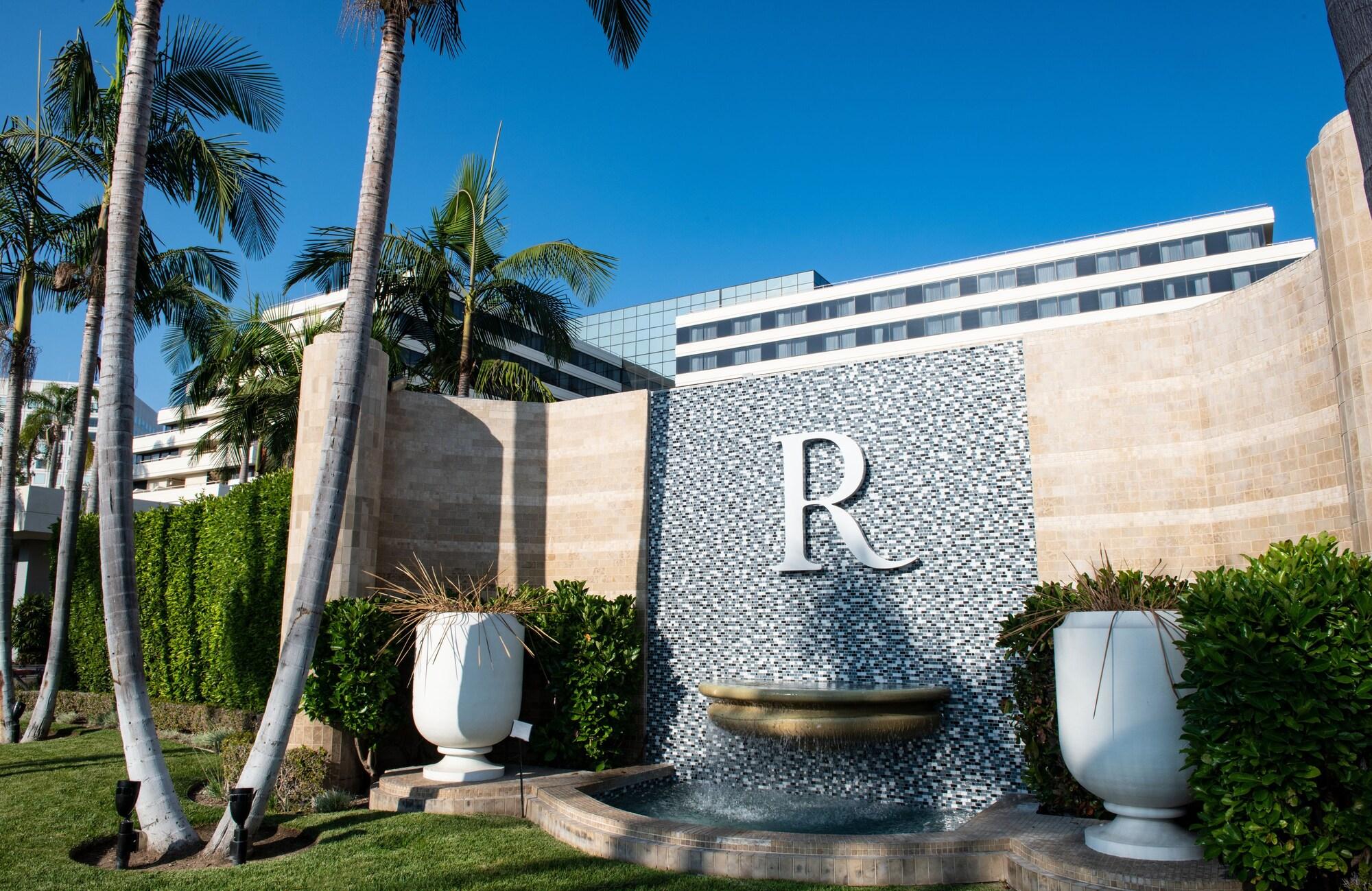 Vista Exterior Renaissance Newport Beach Hotel