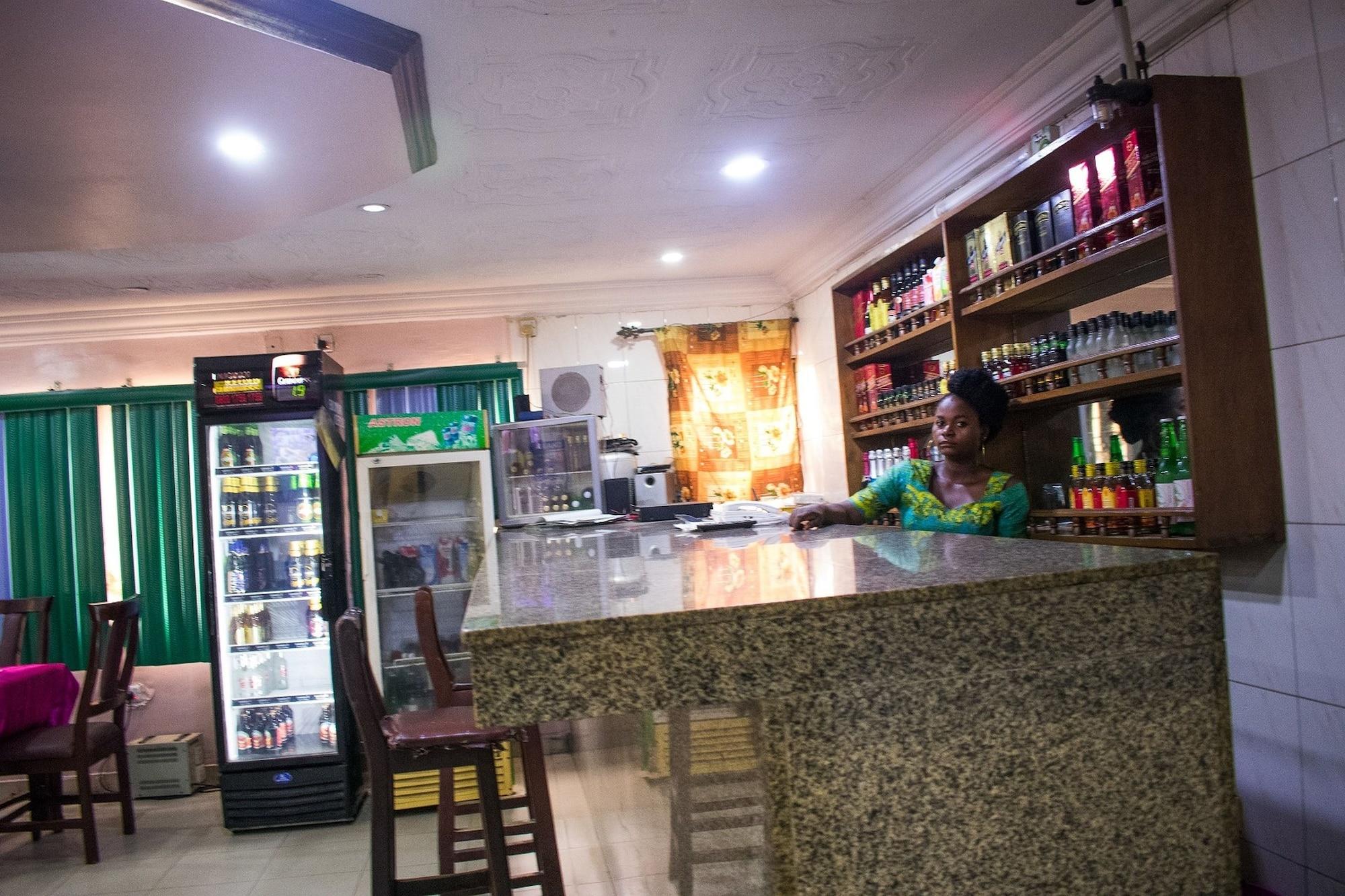 Bar/Salón Isno Hotels Limited