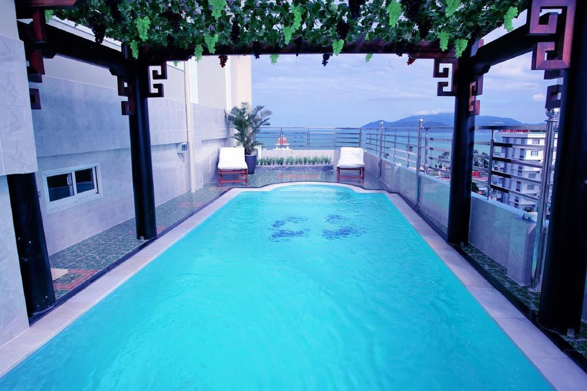 Vista Piscina Nice Swan Hotel