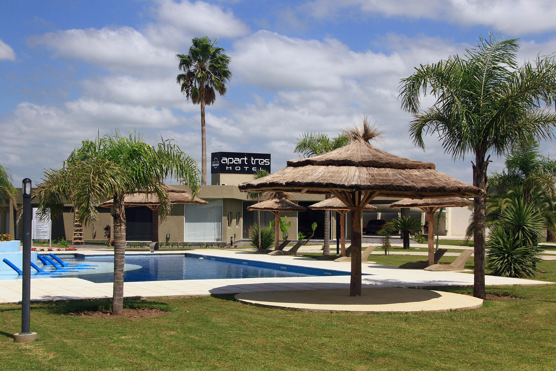 Vista Piscina Apart Tres Hotel