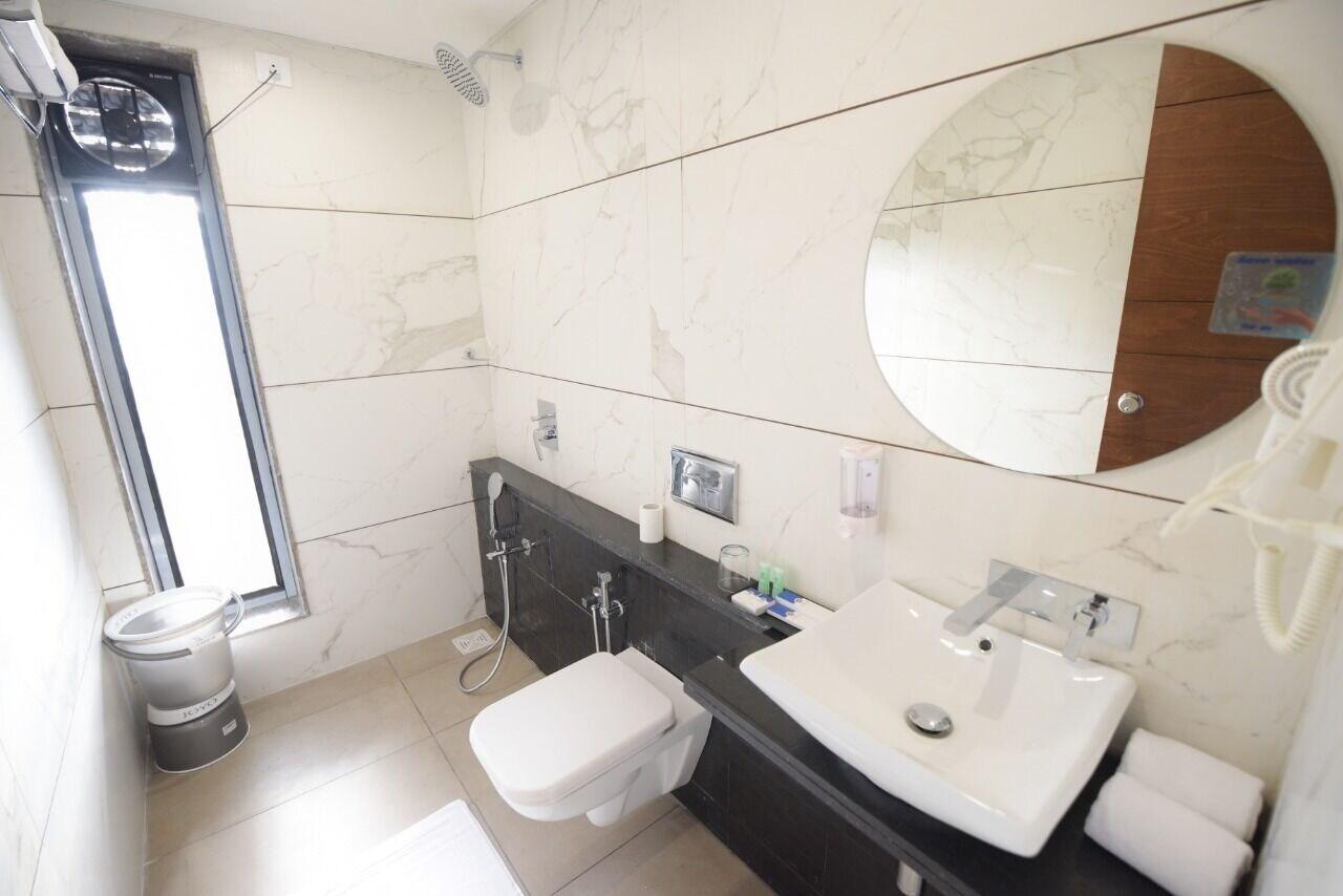 Equipamiento de Habitación Hotel The Pramukh by Shivalaya Darshanam